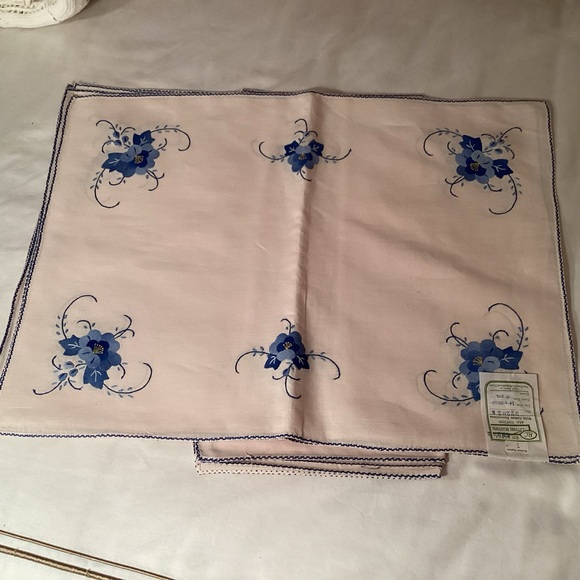 Elegant Vintage Blue Floral appliquéd Table Napkins & Placemats Set of 8 total - Picture 3 of 7